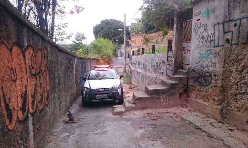 Carro da PM  impedido de passar por causa da escada no meio do caminho(foto: Divulgao/PMMG)