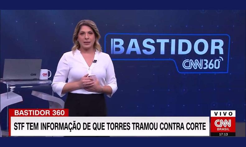 Jornalista disse que a ordem era para deixar ministro em 'local incerto e não sabido'(foto: Reprodução/CNN Brasil) Jornalista apresenta programa de TV em pé com telão ao fundo
