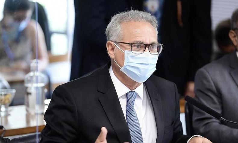 Senador Renan Calheiros (MDB-AL) usa mscara em sesso de comisso