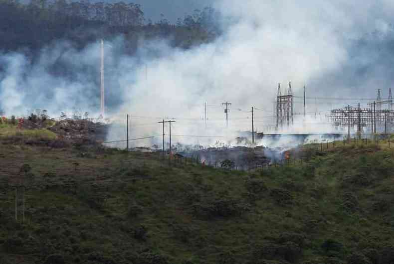 Fogo em vegetao dentro do campus da UFOP em Ouro Preto