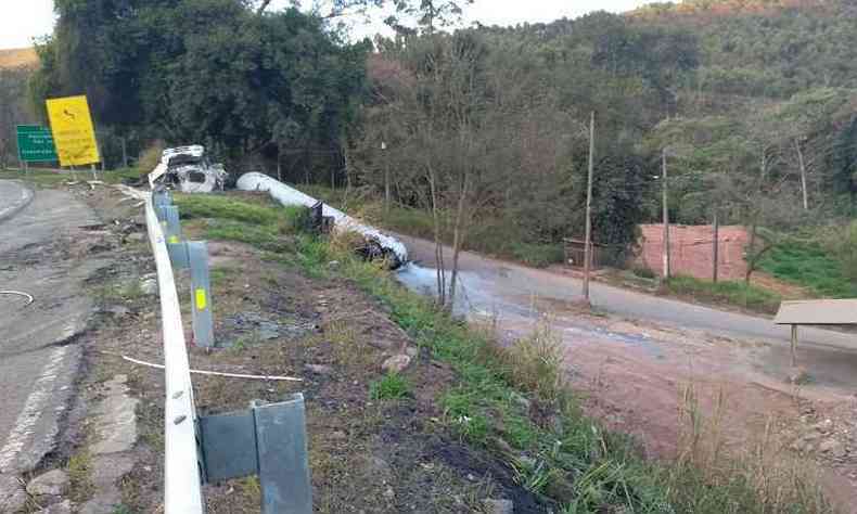 Veculo tombou s margens da rodovia em Santos Dumont(foto: Polcia Rodoviria Federal (PRF) / Divulgao)