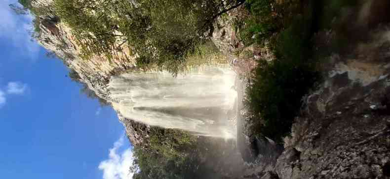 Cachoeira do Vu de Noiva, no municpio de Gro Mogol: volume aumentou devido s chuvas(foto: foto: Luiz Ribeiro/Da Press)