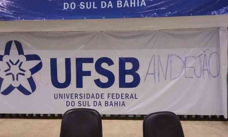 Faixa com a sigla UFSB, completada com pichao para formar a palavra bandejo