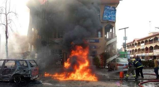 Bombeiros apagam fogo de explosão em centro comercial de Abuja(foto: AFP PHOTO / STRINGER ) Bombeiros apagam fogo de explosão em centro comercial de Abuja(foto: AFP PHOTO / STRINGER )