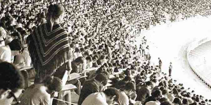 Uma histria de 43 anos: por imposio do governo federal, instituio adotou seleo unificada em 1970, quando provas eram feitas no Mineiro(foto: Arquivo/EM - 1971)