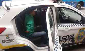 Elenlson ser levado para delegacia no Centro de BH(foto: Guarda Civil Municipal/Divulgao)