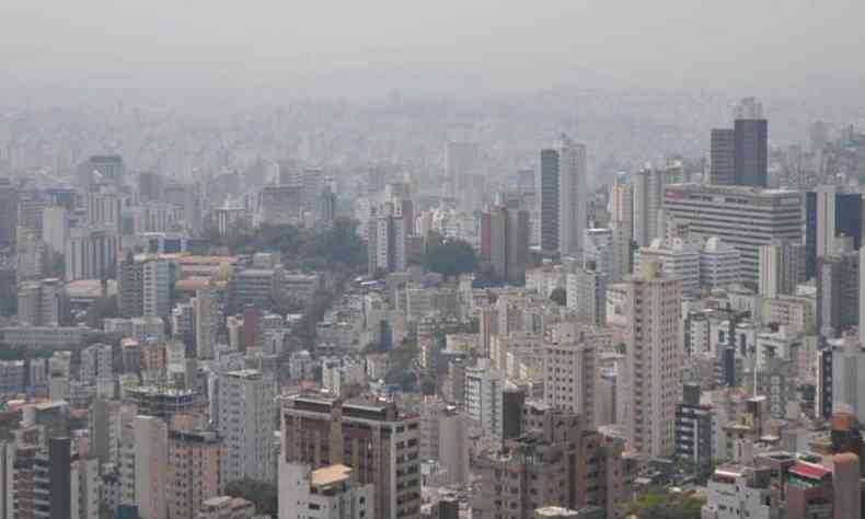 Vista de Belo Horrizonte a partir do Bairro Mangabeiras: camada de nvoa encobriu o cu ontem e mudou a paisagem da cidade 