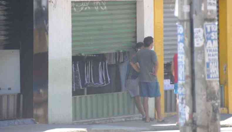 Mesmo s vsperas da reabertura do comrcio, lojistas insistiram em vender roupas clandestinamente(foto: Juarez Rodrigues/EM/D.A.Press)