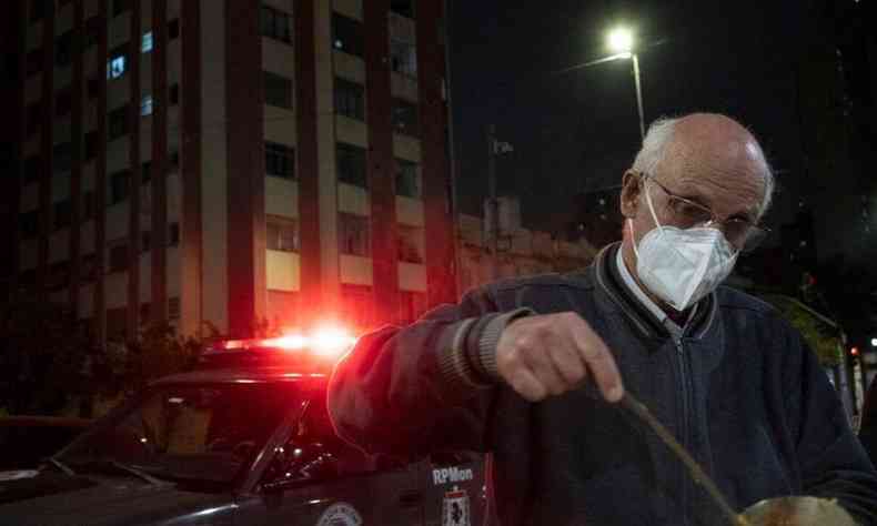 O padre Julio Lancellotti conduz aes sociais em So Paulo, como a entrega de pores de sopa a pessoas em situao de rua(foto: Padre Julio Lancellotti/Twitter/Reproduo (@pejulio))