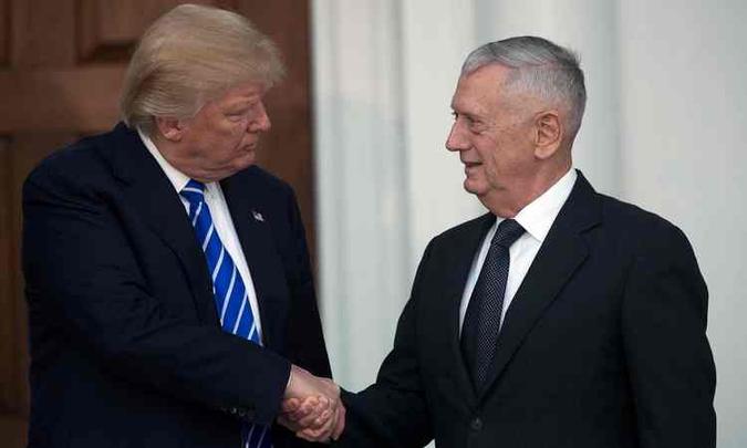 O presidente eleito dos Estados Unidos, Donald Trump aperta a mão do general reformado James Mattis(foto: AFP / GETTY IMAGES NORTH AMERICA ) O presidente eleito dos Estados Unidos, Donald Trump aperta a mão do general reformado James Mattis(foto: AFP / GETTY IMAGES NORTH AMERICA )