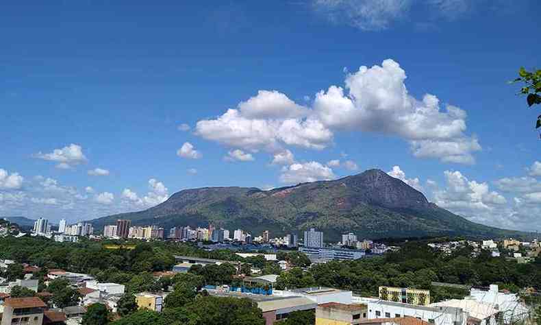 Governador Valadares, vista do Bairro Santo Agostinho. Cidade j tem 928 mortes por COVID-19 registradas (foto: Tim Filho/Especial para o EM)