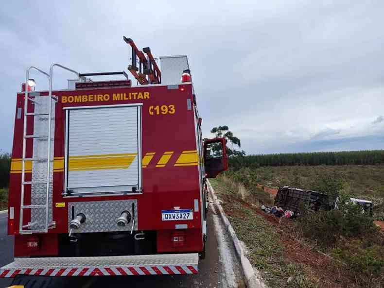 Bombeiros socorrem passageiros de nibus que tombou na BR-251 caminho dos bombeiros Padre Carvalho