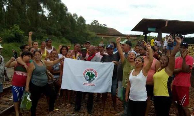 Manifestantes pararam linha de trem da Vale, na Região do Rio Doce(foto: Movimento de Atingidos por Barragens/Reprodução/Facebook) Manifestantes pararam linha de trem da Vale, na Região do Rio Doce(foto: Movimento de Atingidos por Barragens/Reprodução/Facebook)