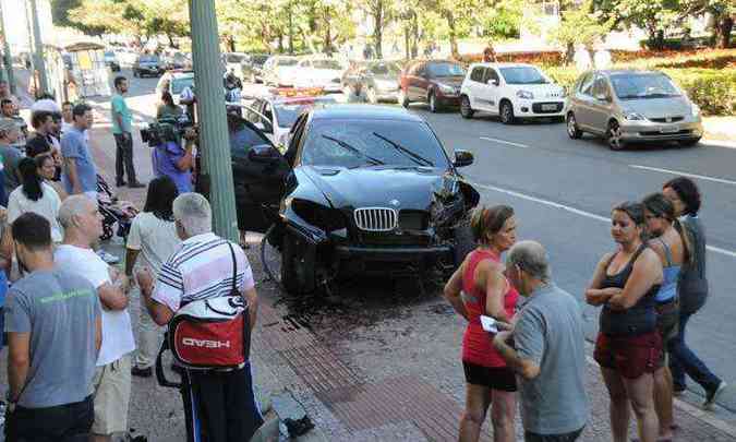 Motorista da BMW fugiu depois de causar acidente na Praa da Liberdade(foto: CRISTINA HORTA/EM/D.A PRESS )