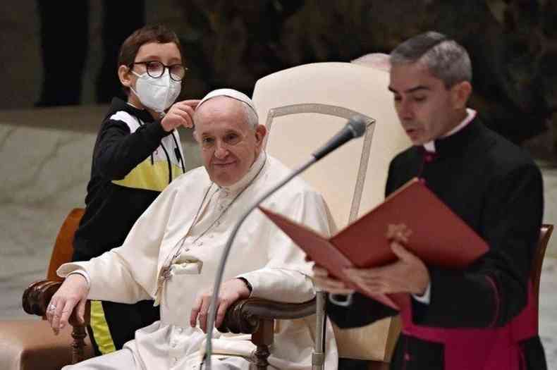 Francisco disse que a criana tem 'limitaes mdicas' e um dos bispos deu lugar a ele, que pulou de alegria ao se sentar ao lado do Papa