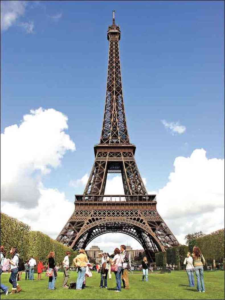 Boquiabertos ficamos diante da Torre Eiffel, smbolo maior da capital francesa que nos fascina com sua imponente estrutura em ferro