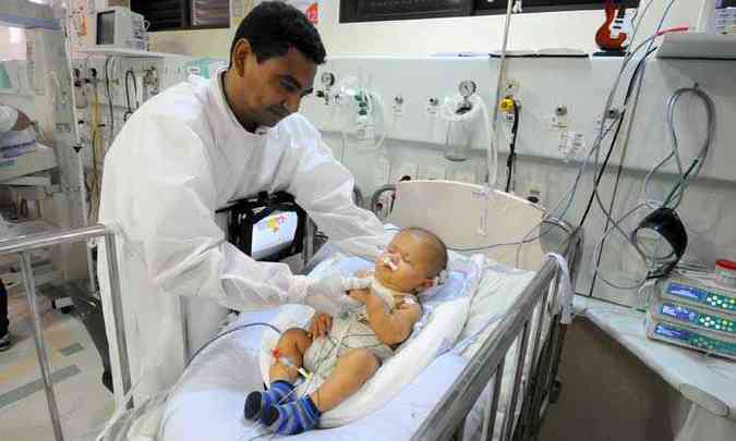 Pedro Gomes de Oliveira, o Pedrinho, na UTI neonatal do Felcio Rocho: beb cativou equipe mdica e enfermeiros, como Wagner(foto: Euler Junior/EM/D.A Press)
