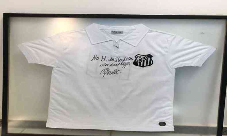 Camisa do Santos Futebol Clube, da coleo retr de 1962, lanada pelo clube e assinada por Pel(foto: Hospital da Baleia/Divulgao )