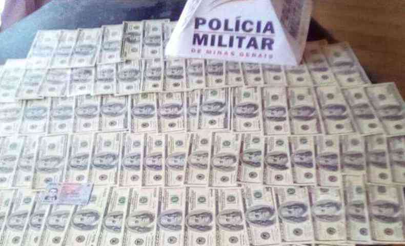 Dinheiro encontrado no forro do carro onde estava o casal(foto: Polcia Militar/Divulgao)