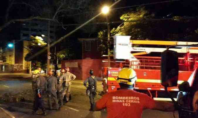 Militares do Corpo de Bombeiros iniciaram retirada do galho depois do horrio de pico(foto: Marcos Vieira/EM/D.A.Press)