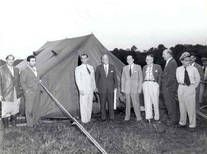 Juscelino Kubitschek e Israel Pinheiro em um canteiro de obras da construo de Braslia. Nova capital federal  pano de fundo para a trama de Fogo, cerrado!, do escritor e jornalista Marcos Wilson Spyer Rezende(foto: O Cruzeiro/Arquivo Estado de Minas)