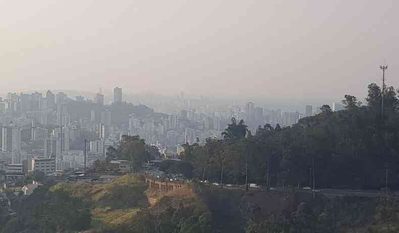 Imagem do alto de Belo Horizonte com clima seco