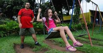 O servidor p�blico Wilson de Sales Lana com a filha Mariana, de 6 anos: mudan�a de h�bitos para ver a menina crescer e, quem sabe, seus netos e bisnetos. Este ano ele espera chegar aos 98 quilos, meta que estabeleceu desde o ano passado(foto: Euler J�nior/EM/DA Press)