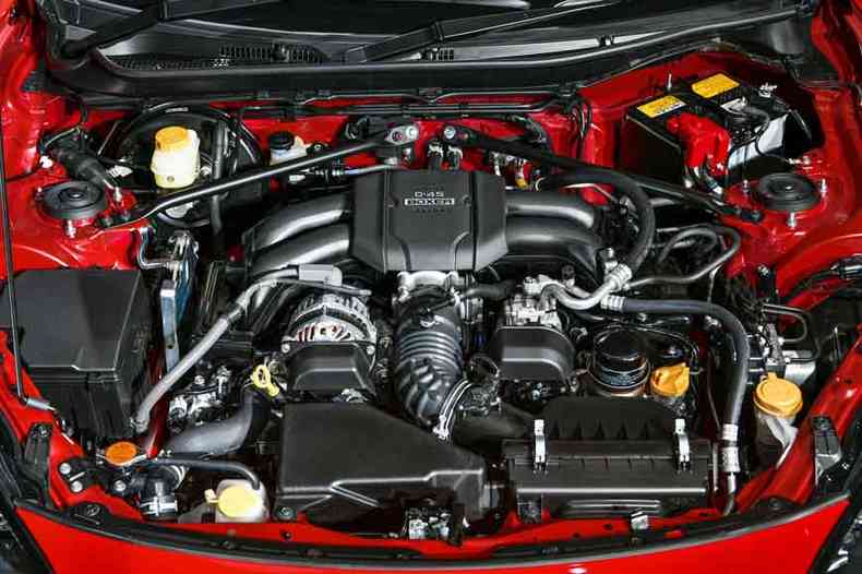 O motor 2.4 litros desenvolve potncia de 235cv a 7.000rpm e torque de 25,5kgfm a 3.700rpm(foto: Toyota/Divulgao)