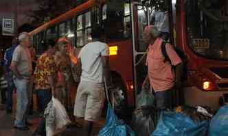 No ponto de embarque em BH, na Rua Tupinambs, usurios convivem com lixo e falta de sinalizao(foto: Tlio Santos/EM/D.A Press)