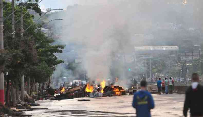 Protesto fechou parte da Avenida Tereza Cristina(foto: Gladyston Rodrigues/EM/D.A Press)