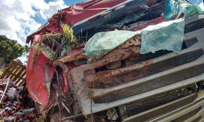 Mulher ficou presa às ferragens da carreta que teve frente destruída (foto: Corpo de Bombeiros/Divulgação) Mulher ficou presa às ferragens da carreta que teve frente destruída (foto: Corpo de Bombeiros/Divulgação)