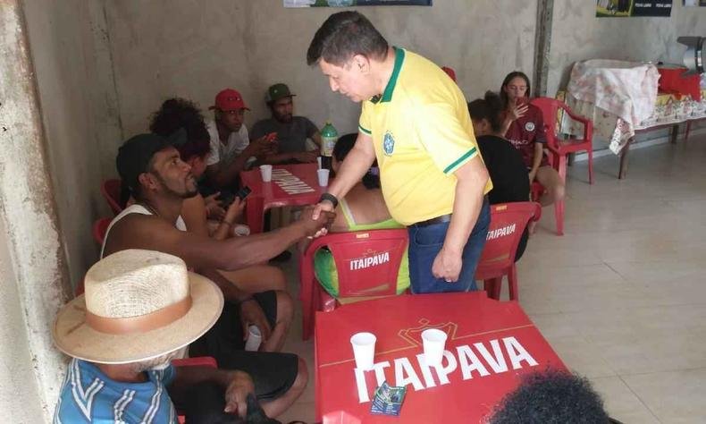 Carlos Viana em encontro com moradores do distrito de Cruzeiro dos Peixotos(foto: Reprodução/Thailor Gonçalves/Assessoria) Carlos Viana em encontro com moradores