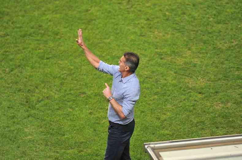 Tcnico Vgner Mancini est invicto, em quatro jogos disputados desde que chegou ao Amrica (foto: Ramon Lisboa/EM/D.A Press)