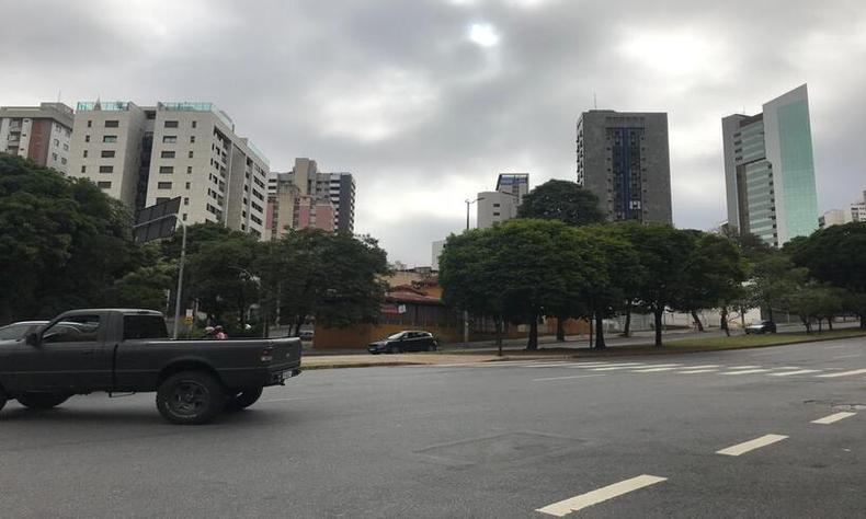 Defesa Civil indica pancadas de chuva na parte da tarde na capital(foto: Edesio Ferreira/EM/D.A Press) Vista de avenida de Bh com céu bastante carregado de nuvens