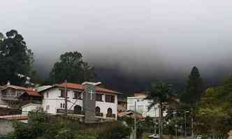 Neblina na regio da Praa do Papa, no Bairro Mangabeiras(foto: Paulo Filgueiras/EM/DA Press)