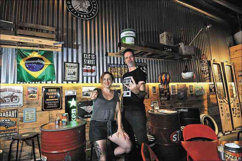 Rebeca Zorzin e Jairo Guedz, ex-Sepultura, comandam o bar (foto: Marcos Vieira/EM/D.A Press)