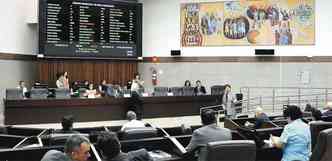 Mesmo com 40 dos 41 vereadores presentes no plenrio, o mximo de votos registrados no painel foi de apenas 27 parlamentares (foto: Tlio Santos/EM/D.A PRESS )