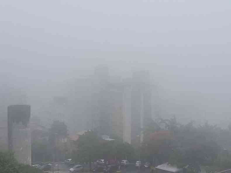 Vista do Bairro Cruzeiro, Centro-Sul de Belo Horizonte, com neblina encobrindo parte dos prdios(foto: Paulo Filgueiras/EM/D.A Press )