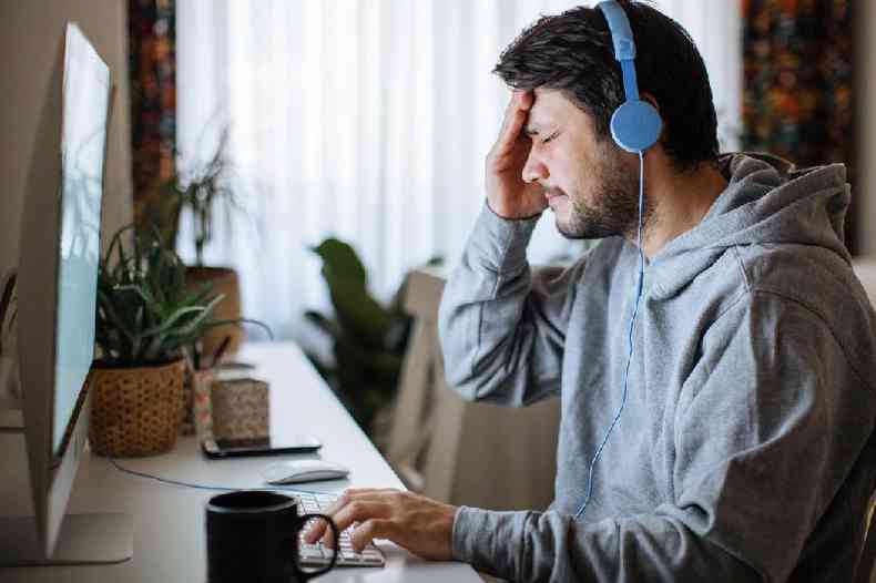 homem com expresso de preocupao em frente ao computador