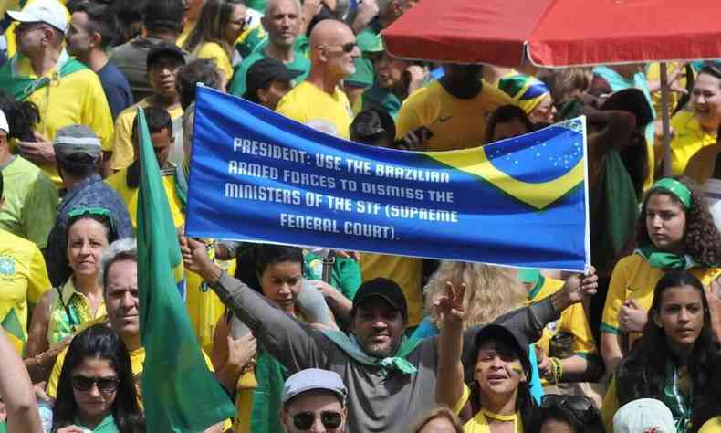 Presidente, use as Foras Armadas brasileiras para dispensar os ministros do STF, pedem manifestantes em BH