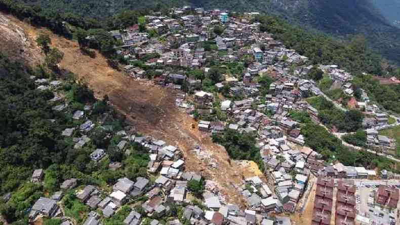 Foto aérea mostra grande desabamento em meio a casas