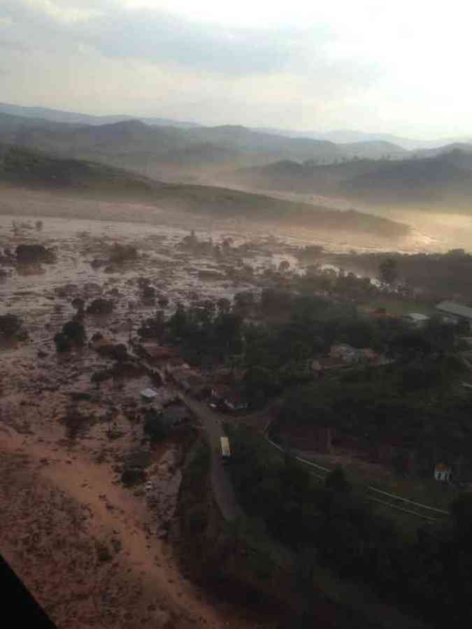 Barragem de rejeitos se rompe em mineradora de Mariana e inunda distrito Corpo de Bombeiros/PMMG 