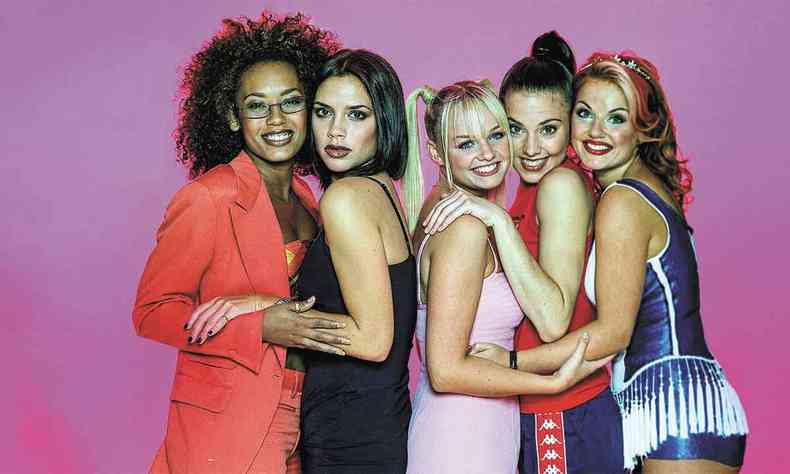 Integrantes do grupo Spice Girls olham para a cmera 