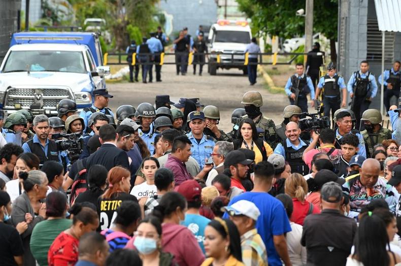 Parentes das vtimas do massacre se misturam a policiais na entrada do presdio