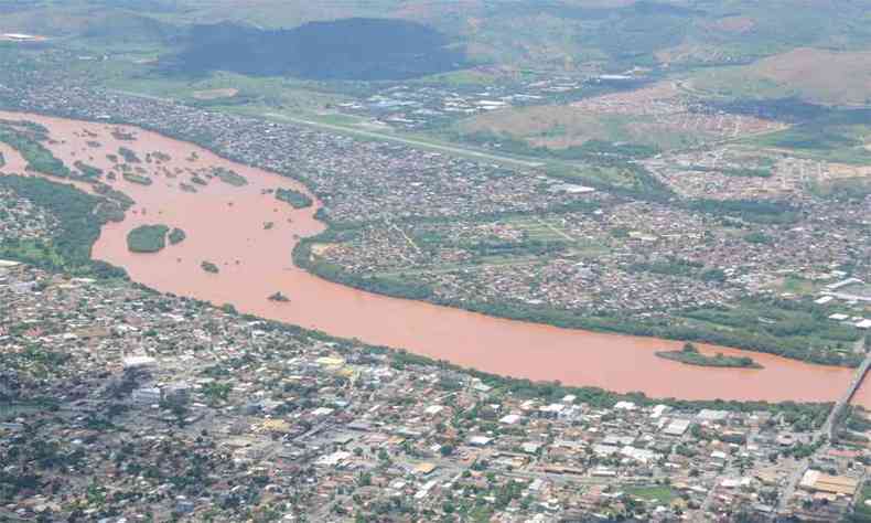 O Rio Doce em Governador Valadares, tingido de lama depois da catstrofe da Samarco: 50 mil aes de moradores da regio podem ser extintas (foto: Beto Novaes/EM/D.A Press - 17/12/2015)
