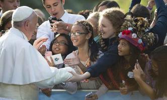 Papa cumprimenta crianas em seu trajeto at o Congresso(foto: AFP PHOTO/MOLLY RILEY)