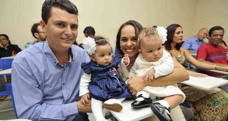 Os pais Hissa e Aline com as gmeas Jlia e Laura: sonho realizado (foto: Juarez Rodrigues/EM/D.A Press )