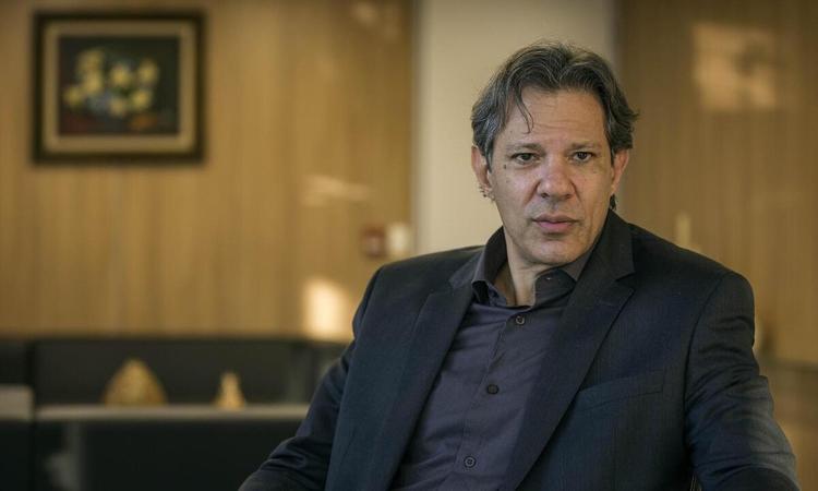 Ministro Haddad durante entrevista  Folha, no escritrio do Ministrio, em So Paulo