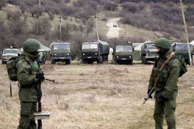 Veculos militares aparentemente pertencentes  Rssia foram vistos em rea prxima de uma unidade militar ucraniana (foto: REUTERS/Vasily Fedosenko )