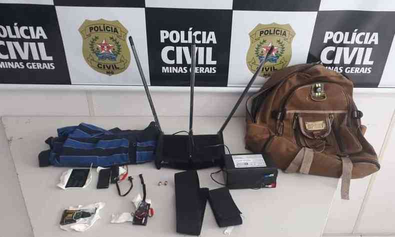 A polcia apreendeu uma mochila, receptador de sinal de internet, microcmeras e celulares com a dupla(foto: PCMG/Divulgao)